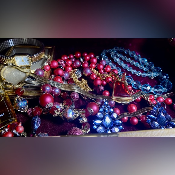 Vintage jewelry lot with Vintage Jewelry Box. - Picture 10 of 16